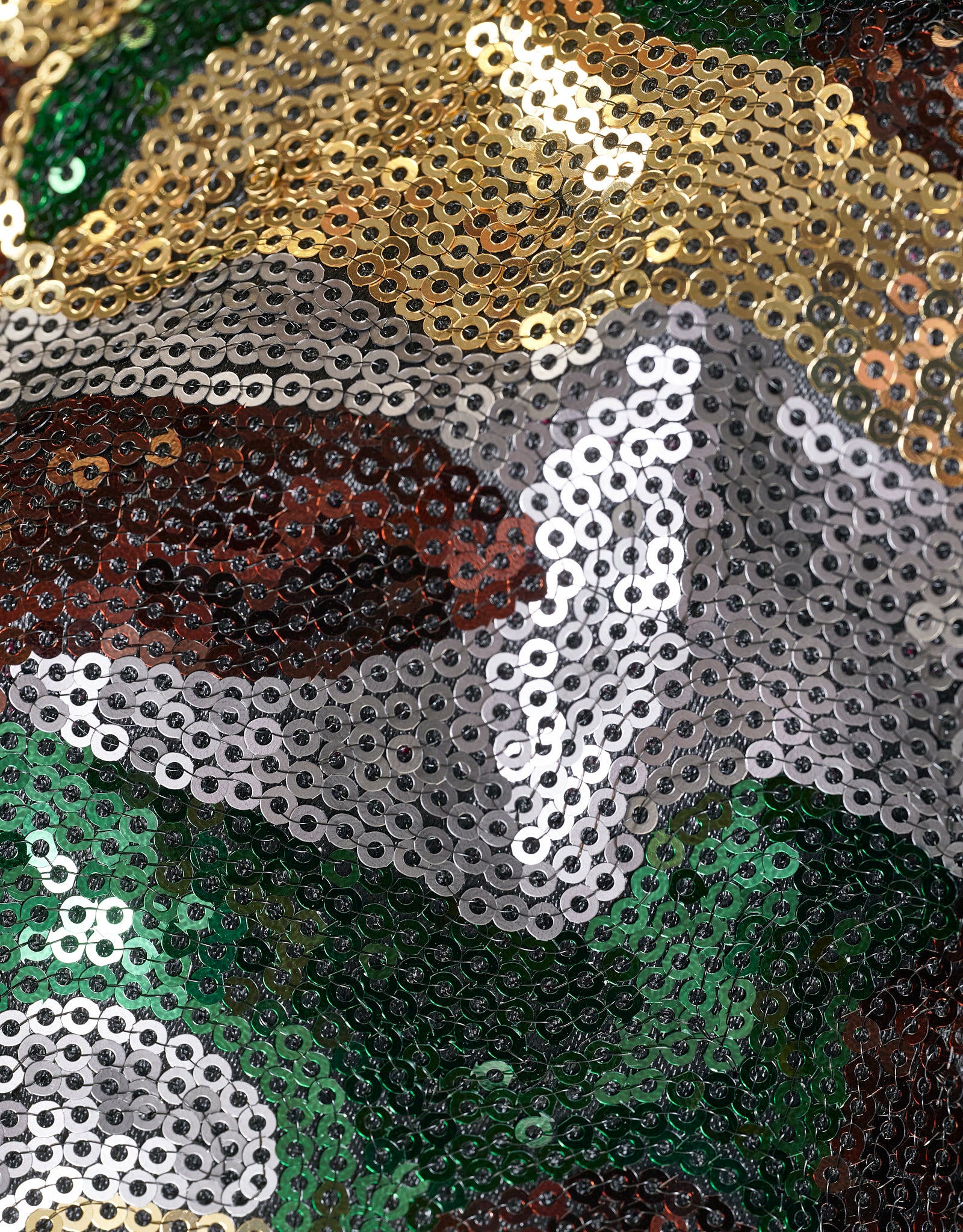 Detail camouflage pailletten in goud, groen, bruin en grijs, glanzend textiel