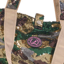 Mittelgroßer Shopper mit Army-Print und Pailletten, vorwiegend in Grün, Gold, Braun und Grau.