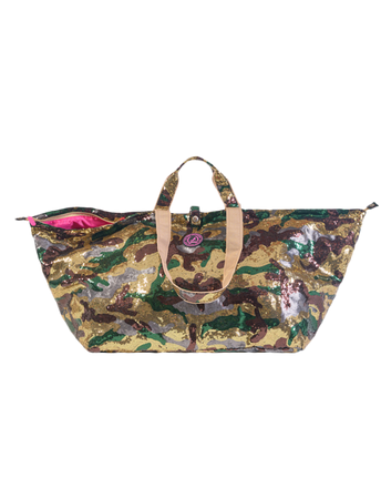 Een grote shopper met legerprint en pailletten in tinten goud, groen, bruin en grijs.