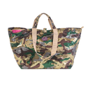 Een middelgrote shopper met legerprint en pailletten, voornamelijk in tinten groen, goud, bruin en grijs.