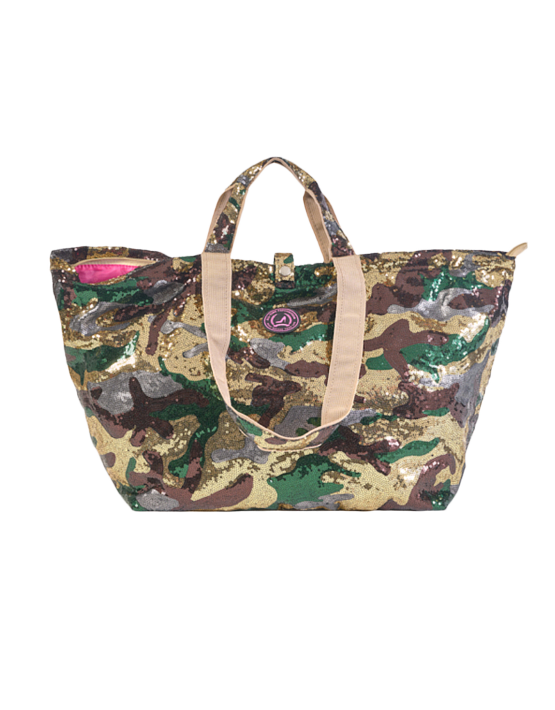 Een middelgrote shopper met legerprint en pailletten, voornamelijk in tinten groen, goud, bruin en grijs.