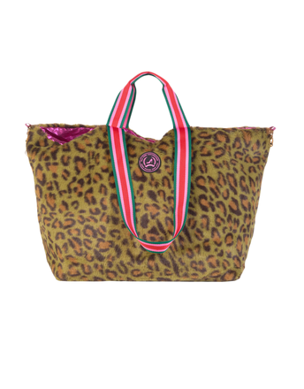 Een kleine shopper met een furry luipaardprint in olijfgroen en een metallic roze voering, met rood-groene hengsels.