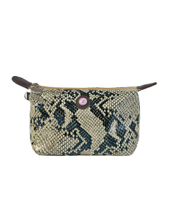 Een compact make-up tasje met ritssluiting, uitgevoerd in een pythonprint