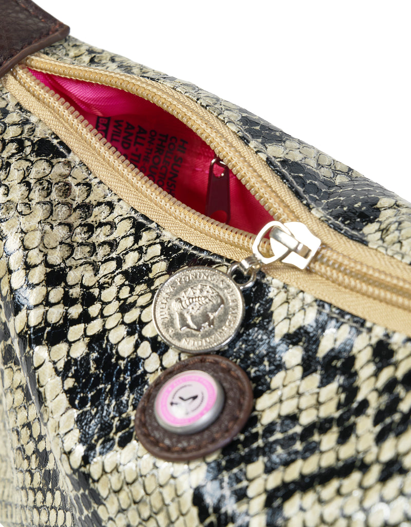 Ein kompaktes Make-up-Täschchen mit Reißverschluss, im Python-Design und mit einem charakteristischen rosa Innenfutter.