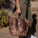 Mini shopper luipaardprint in de hand, stijlvolle kleine shopper met bruin patroon