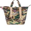 Een mini shopper met een legerprint van pailletten in groen, bruin en beige, met een veilige ritssluiting.