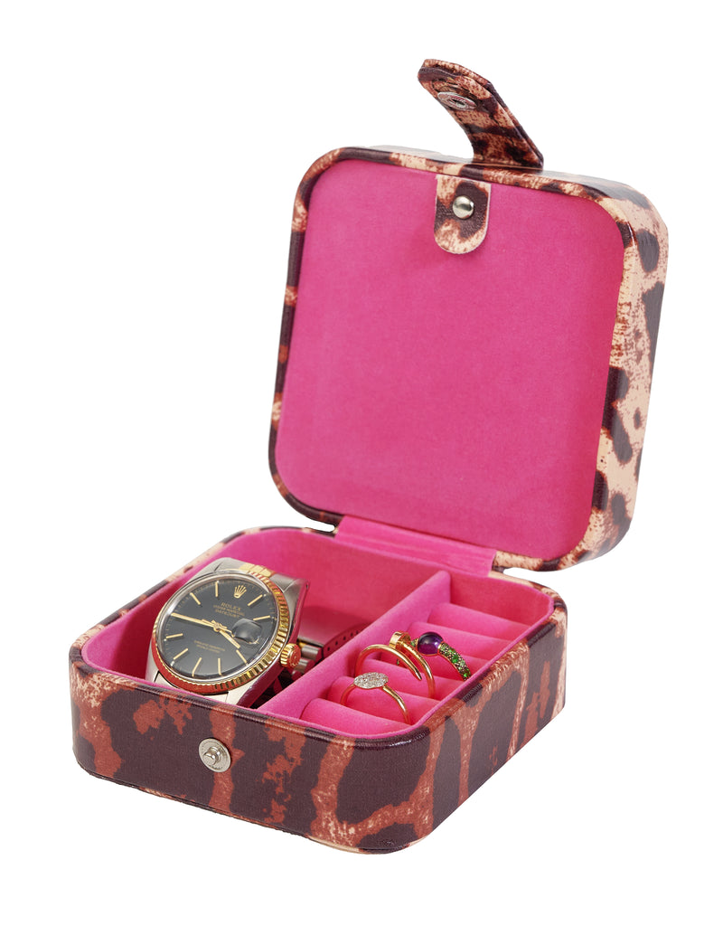 Sieradendoosje luipaardprint met roze fluwelen voering en horloge en ringen