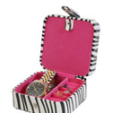 Open sieradendoosje in zebraprint met roze binnenkant, gevuld met een horloge en ringen