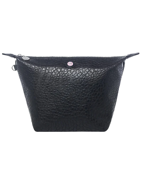 Zwarte toilettas met krokodillenprint, voorzien van een ritssluiting en een klein logo-embleem bovenaan in het midden.