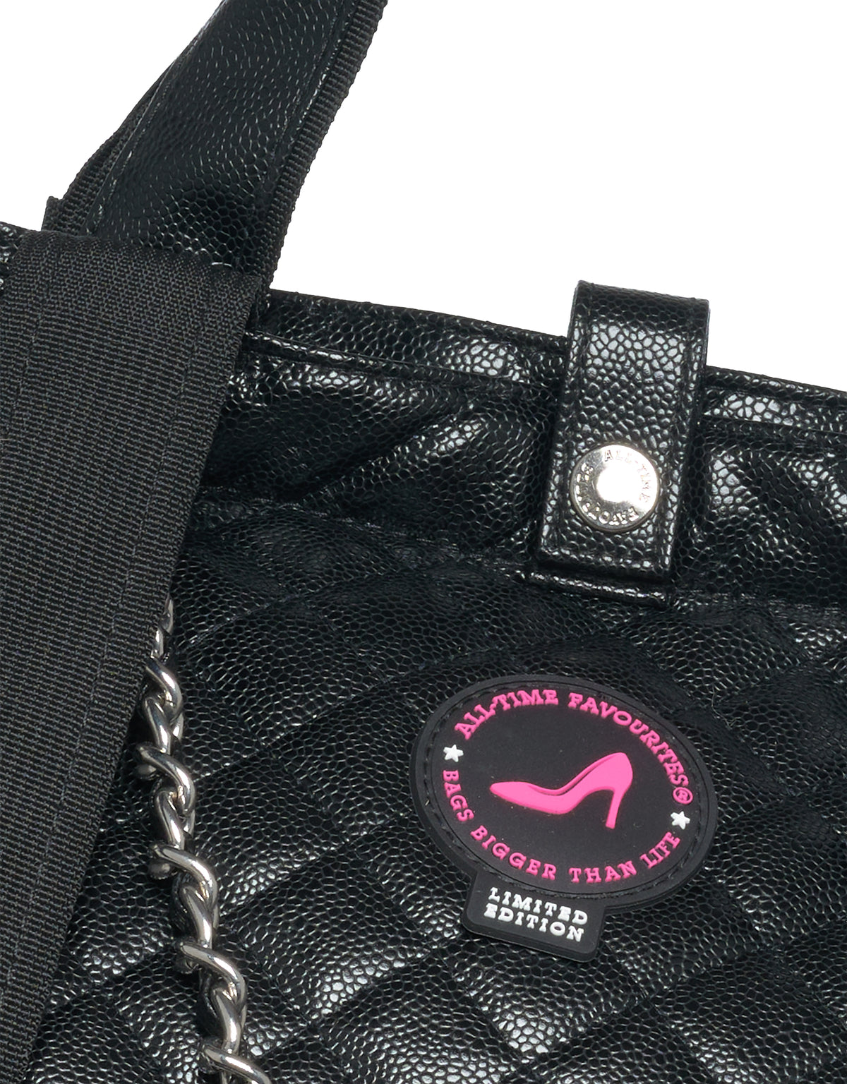 Große KATE-Tragetasche aus schwarzem Kaviarleder von All-time Favourites mit rosa „Bags Bigger Than Life“-Aufnäher.
