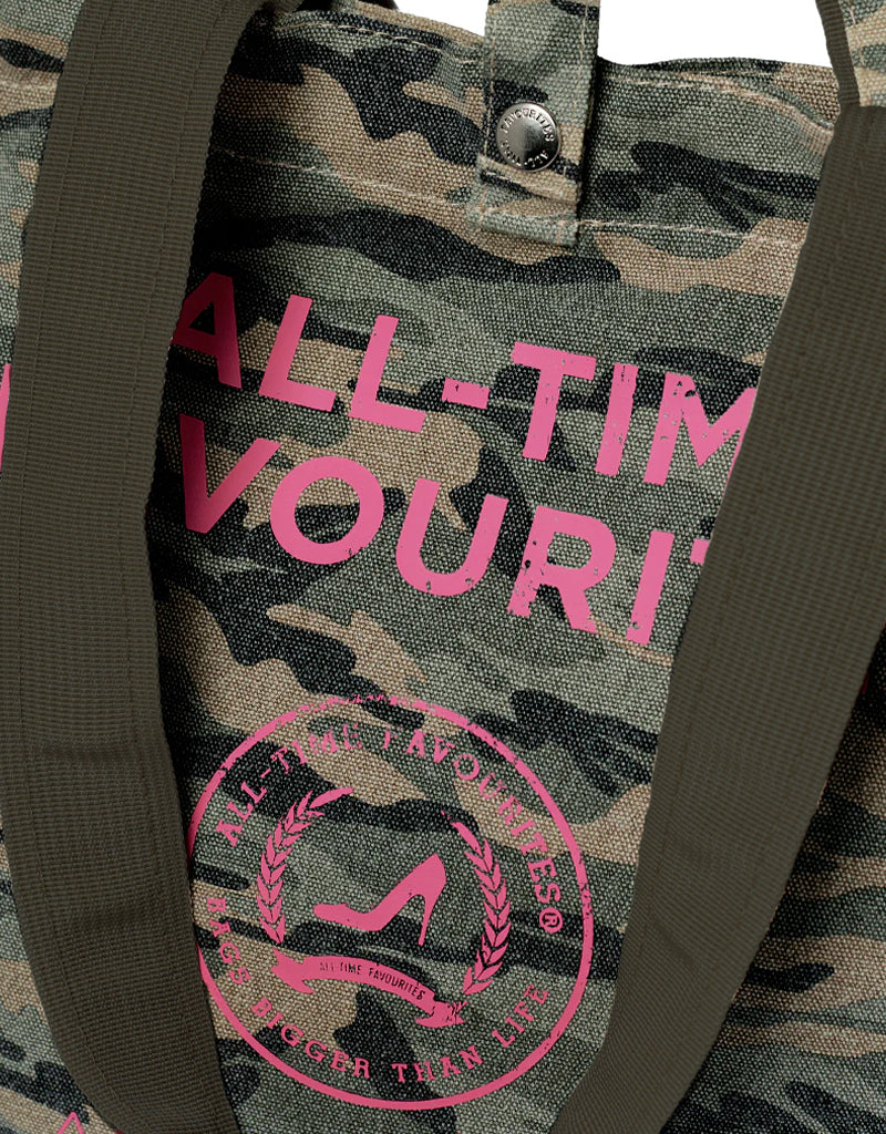 Camouflage-tote van middelgroot formaat met zwarte hengsels, roze tekst en een afbeelding van hoge hakken, van hoogwaardige stof.