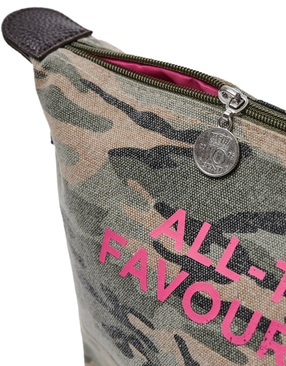 All-time Favourites toilettas in camouflageprint met roze logo, roze rits en zilveren trekkertje.
