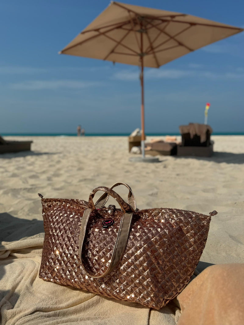 Grote shopper pailletten geruit op het strand