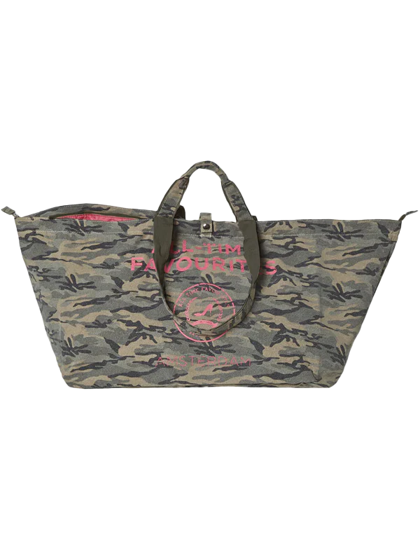 Grote camouflage-draagtas met korte hengsels, ritssluiting en roze print. Modeaccessoire voor op reis.