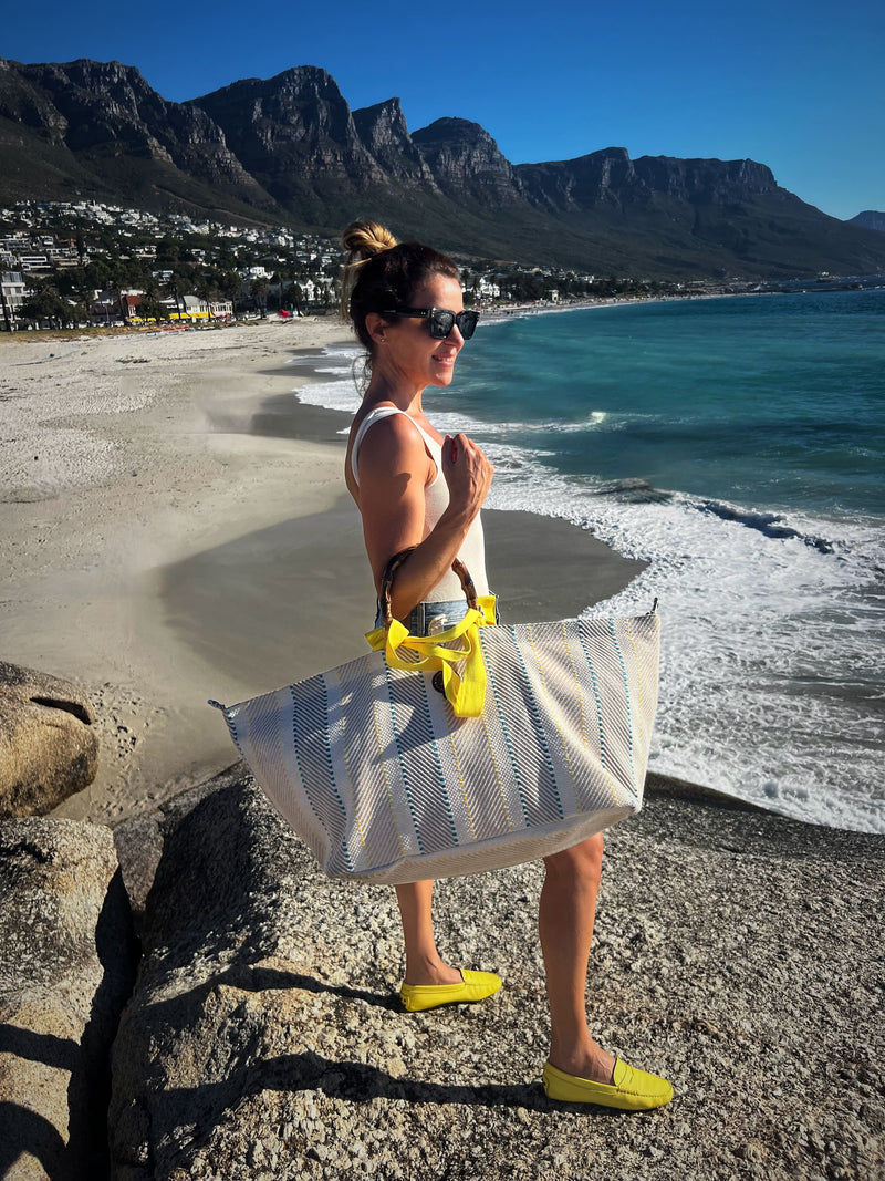 Grote shopper geel beige blauw met Brechje in Cape Town