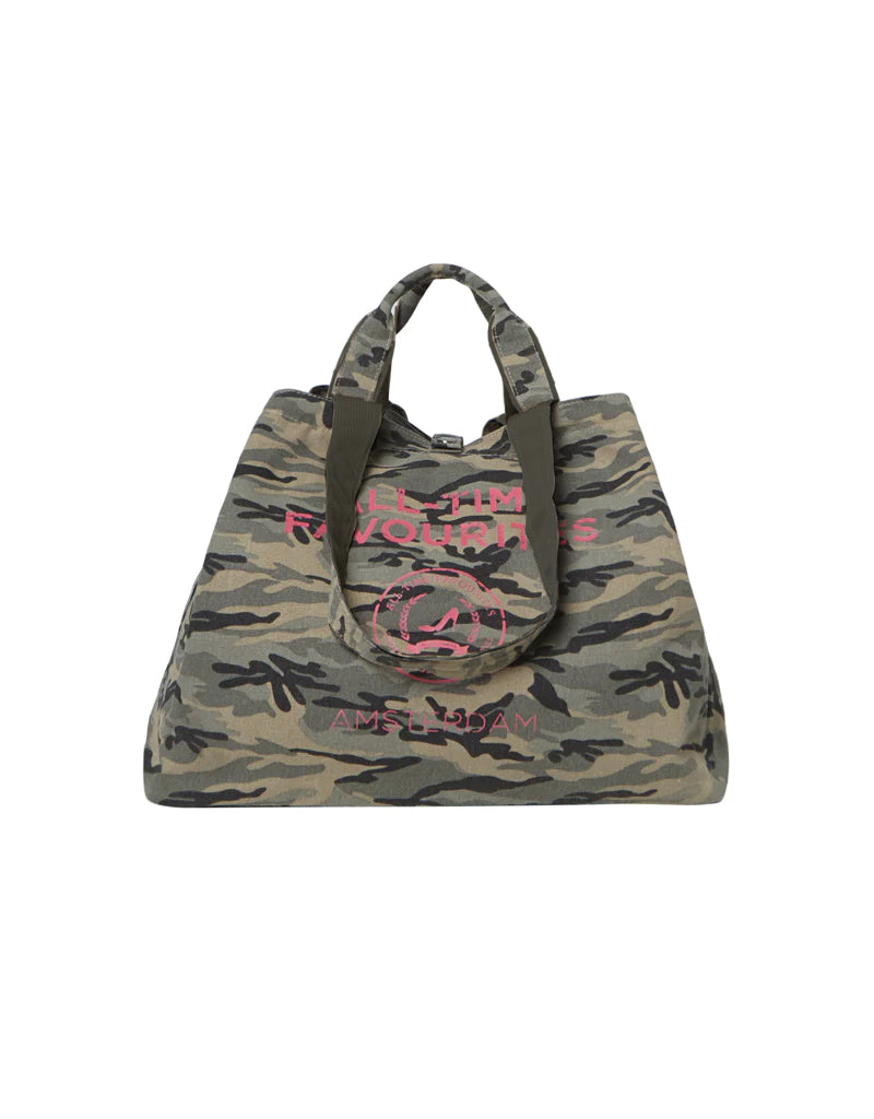 Grote camouflage-draagtas met korte hengsels, roze logo op de voorkant, van canvas, afgebeeld op een witte achtergrond.