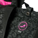 Zwarte draagtas met luipaardprint, roze voering, zwarte hengsels en een stoffen patch. Van het merk All-time Favourites.