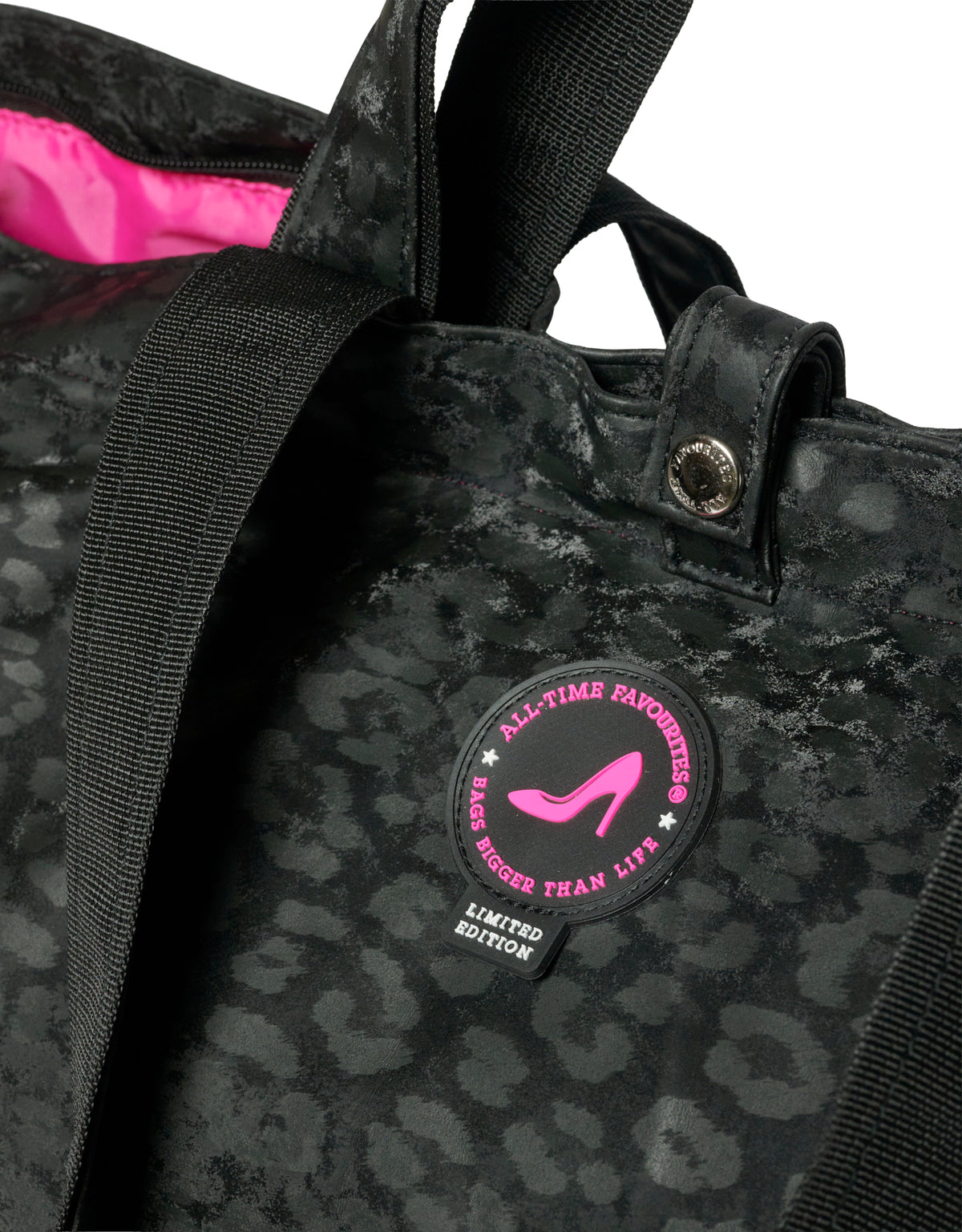 Zwarte draagtas met luipaardprint, roze voering, zwarte hengsels en een stoffen patch. Van het merk All-time Favourites.