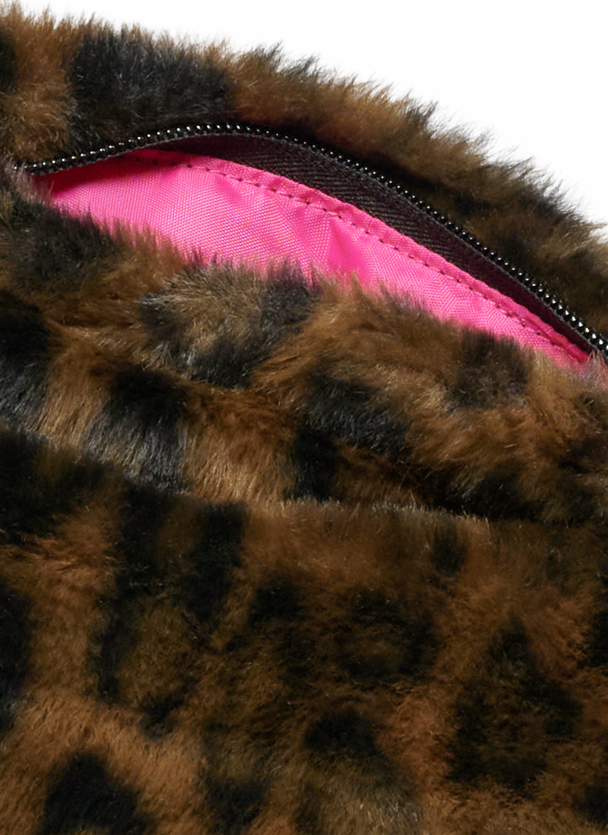 Middelgrote draagtas van imitatiebont met luipaardprint en felroze voering van All-time Favourites, close-up.
