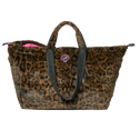 Middelgrote, harige draagtas met luipaardprint en roze voering, om te vormen tot een clutch, uit de Maastricht-collectie.