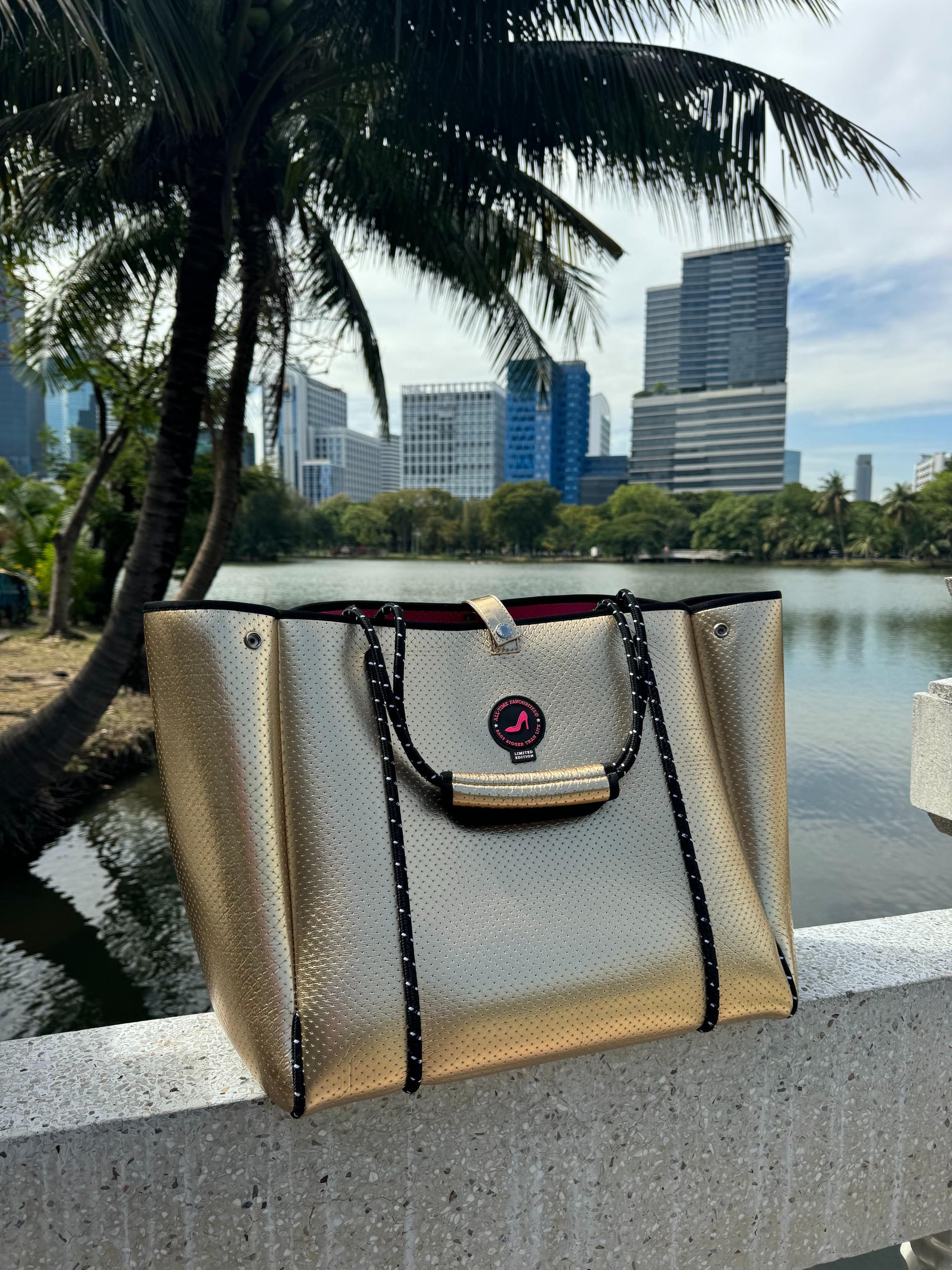 Kleine shopper goud Bangkok met gaatjes in stof