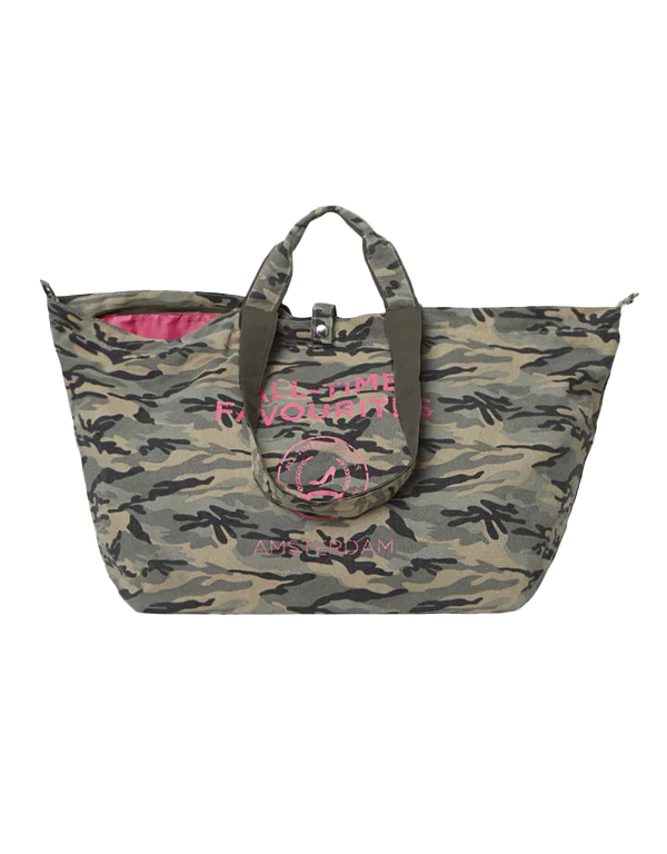 Mittlere Tragetasche im Camouflage-Look mit runden Henkeln, rosa Schriftzug und einer Vordertasche auf weißem Hintergrund.