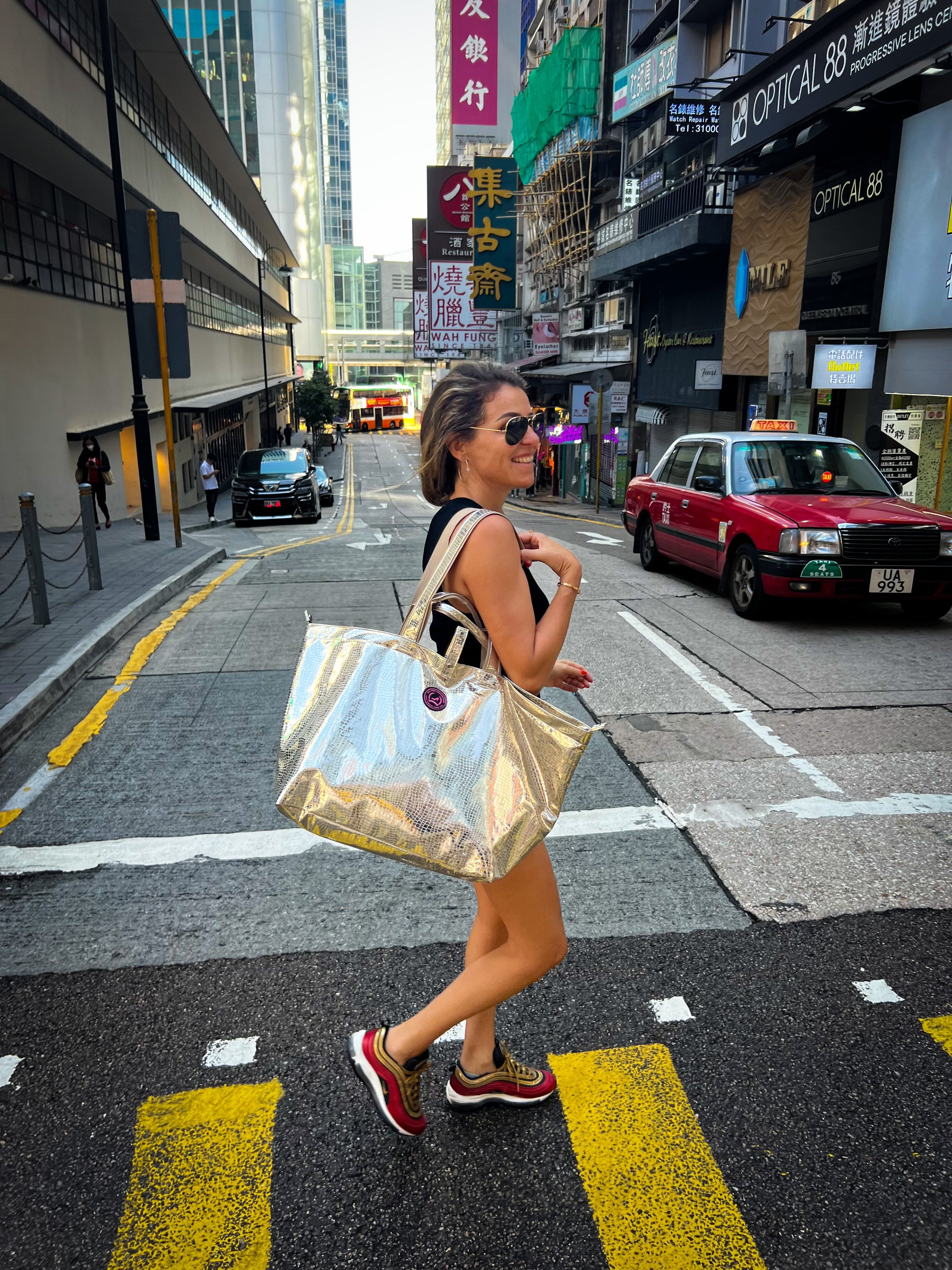 Kleine shopper om arm in Hong Kong op zebra pad