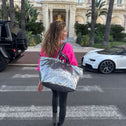 Kleiner Shopper grau mit Regenbogen-Pailletten und Reißverschluss, beim Carlton Hotel in Cannes