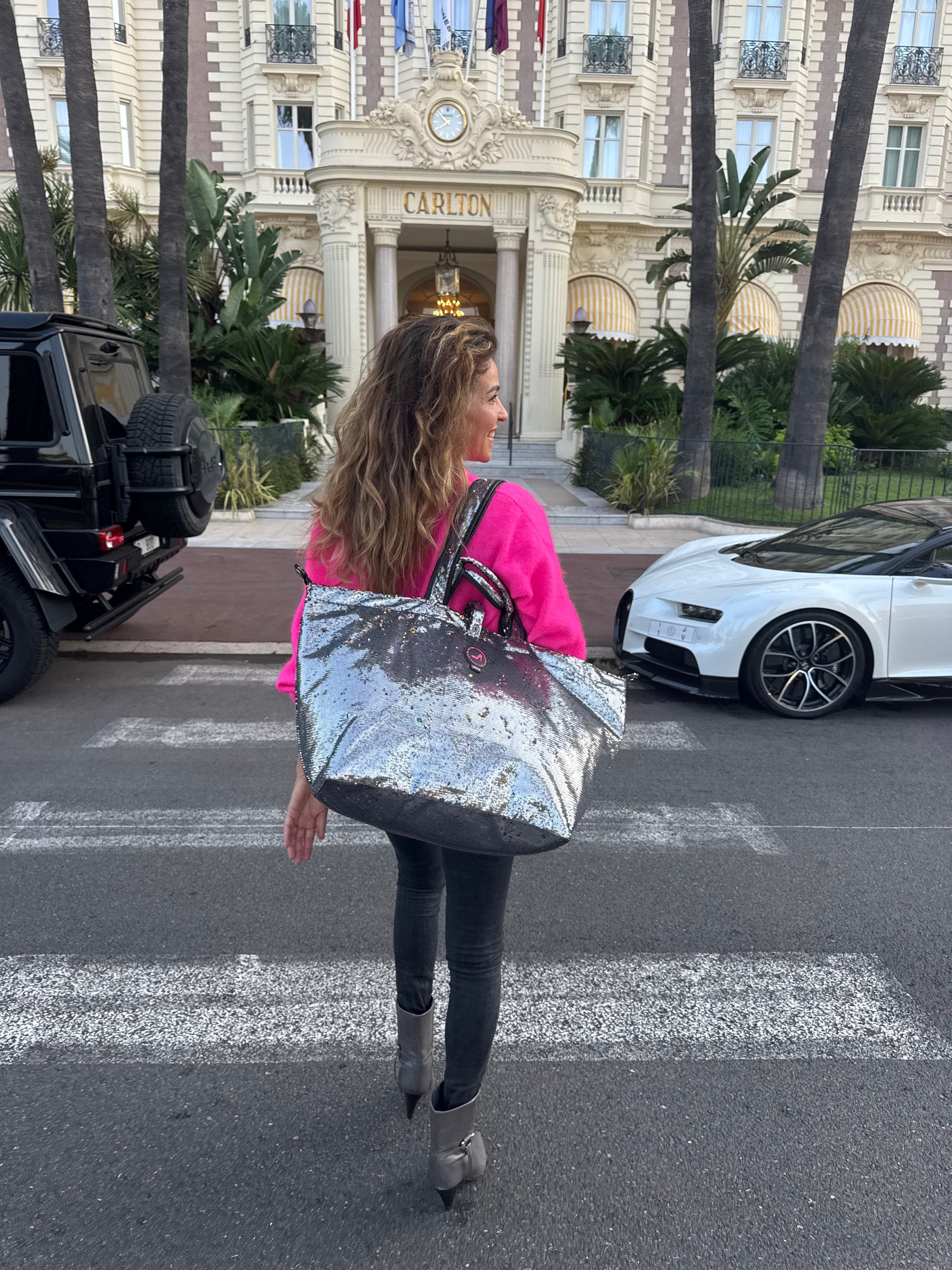 Kleiner Shopper grau mit Regenbogen-Pailletten und Reißverschluss, beim Carlton Hotel in Cannes