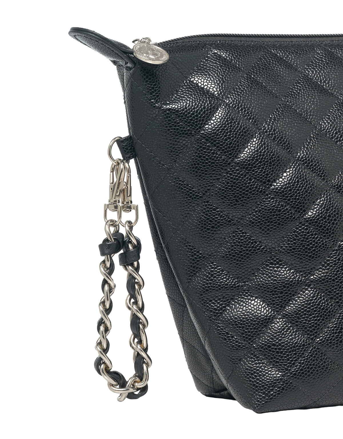 KATE-Tasche aus schwarzem Kaviarleder mit silbernem Kettenriemen, schräge Nahaufnahme.