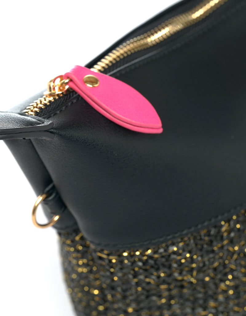 Clutch bag with zipper and pink ritspuller in black vegan leather