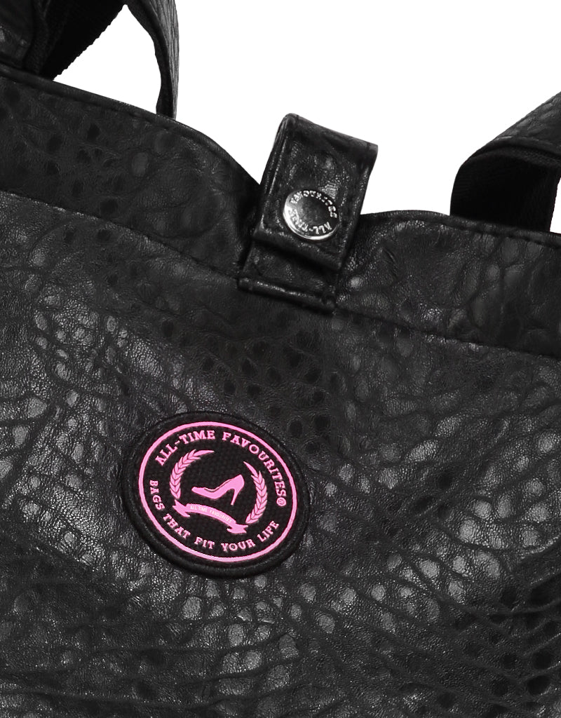 Große Tragetasche mit schwarzem Krokodil-Print, rosa Logo-Detail und Druckknopfverschluss.