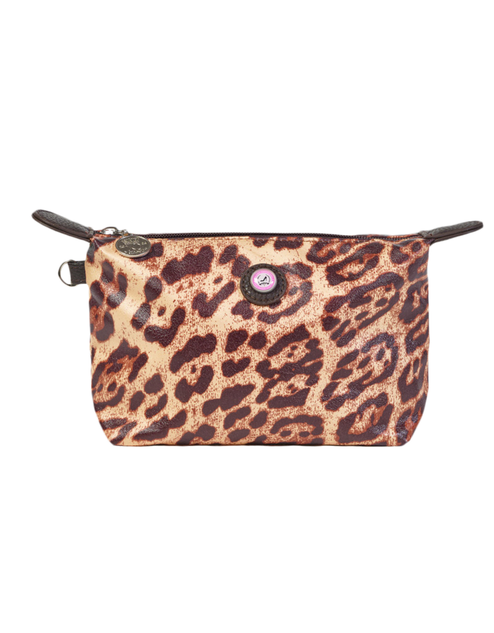 Kosmetiktasche mit Leopardenmuster und lila-silbernem Emblem aus weichem Stoff auf weißem Hintergrund.