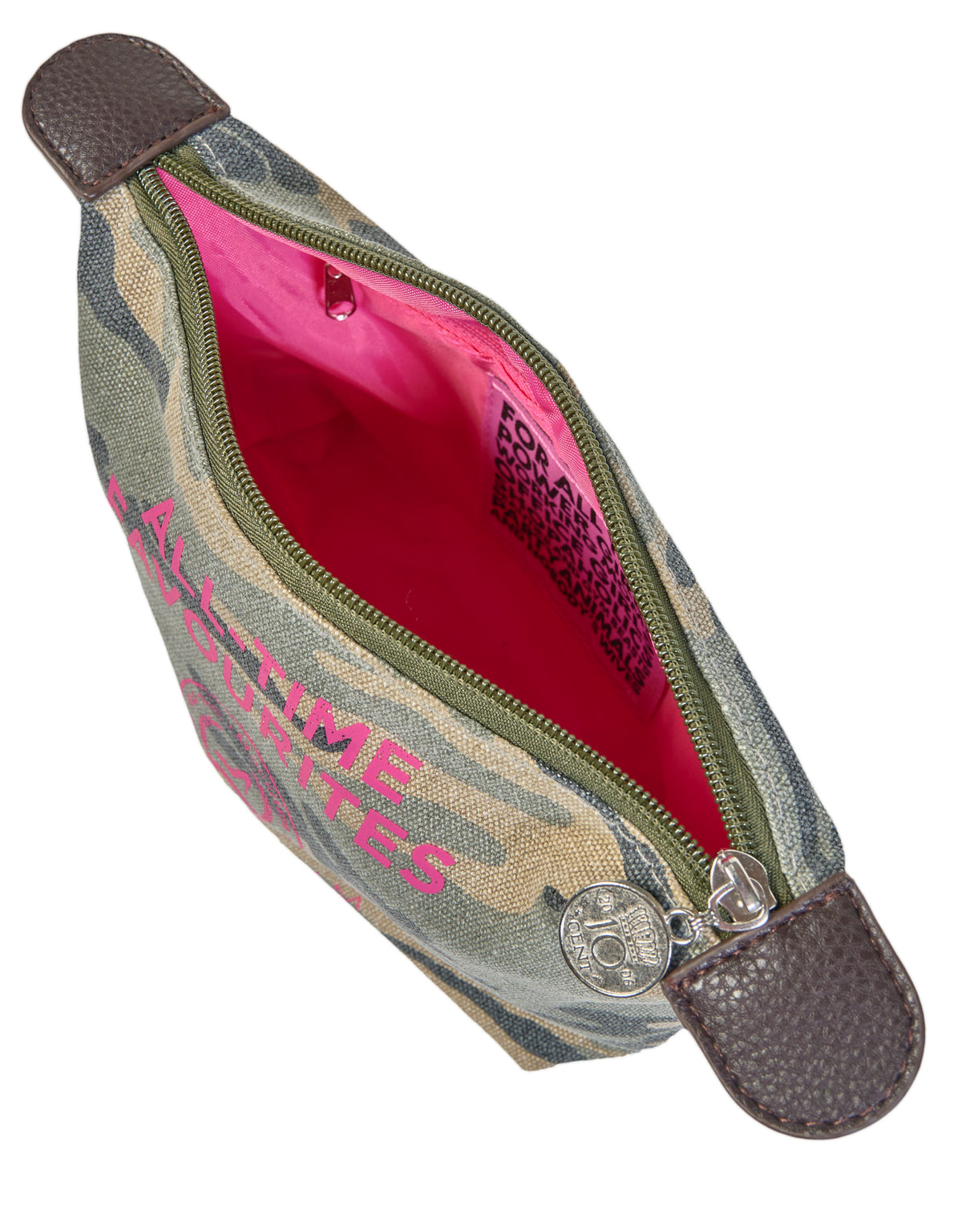 Make-uptasje in camouflageprint met roze voering, bruine leren rand en de tekst „Beauty Essentials“ op de voorkant.