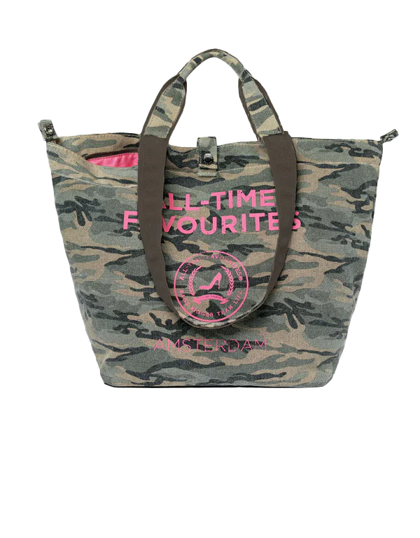 Kleine Tragetasche im Camouflage-Look mit braunen Henkeln und rosa Logo von All-time Favourites.