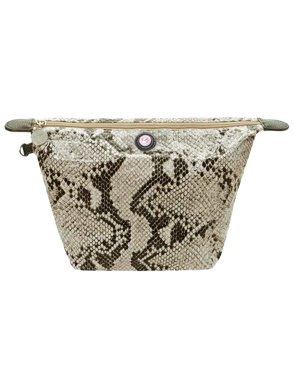Beige en zwarte toilettas met pythonprint, in safaristijl, met een klein rond logo bij de ritssluiting.