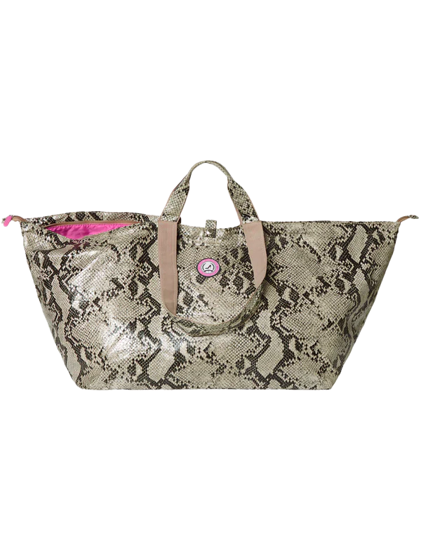 Grote draagtas met Python-print, met bruine hengsels en roze voering op een witte achtergrond. Hoogwaardig modeaccessoire.