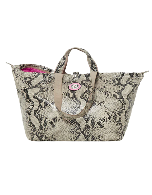 Mittlere Tragetasche mit Python-Print, kurzen Henkeln, Reißverschluss und rundem rosa Logo auf der Vorderseite.