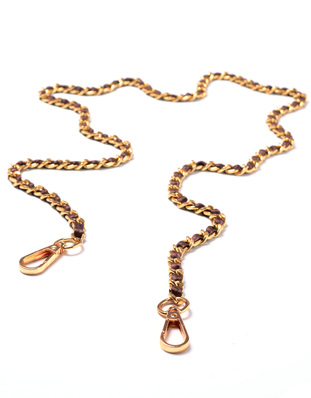 Bruine, gouden schouderketting met goudkleurige metalen schakels en sluitingen op een witte achtergrond. Hoogwaardig tasaccessoire.