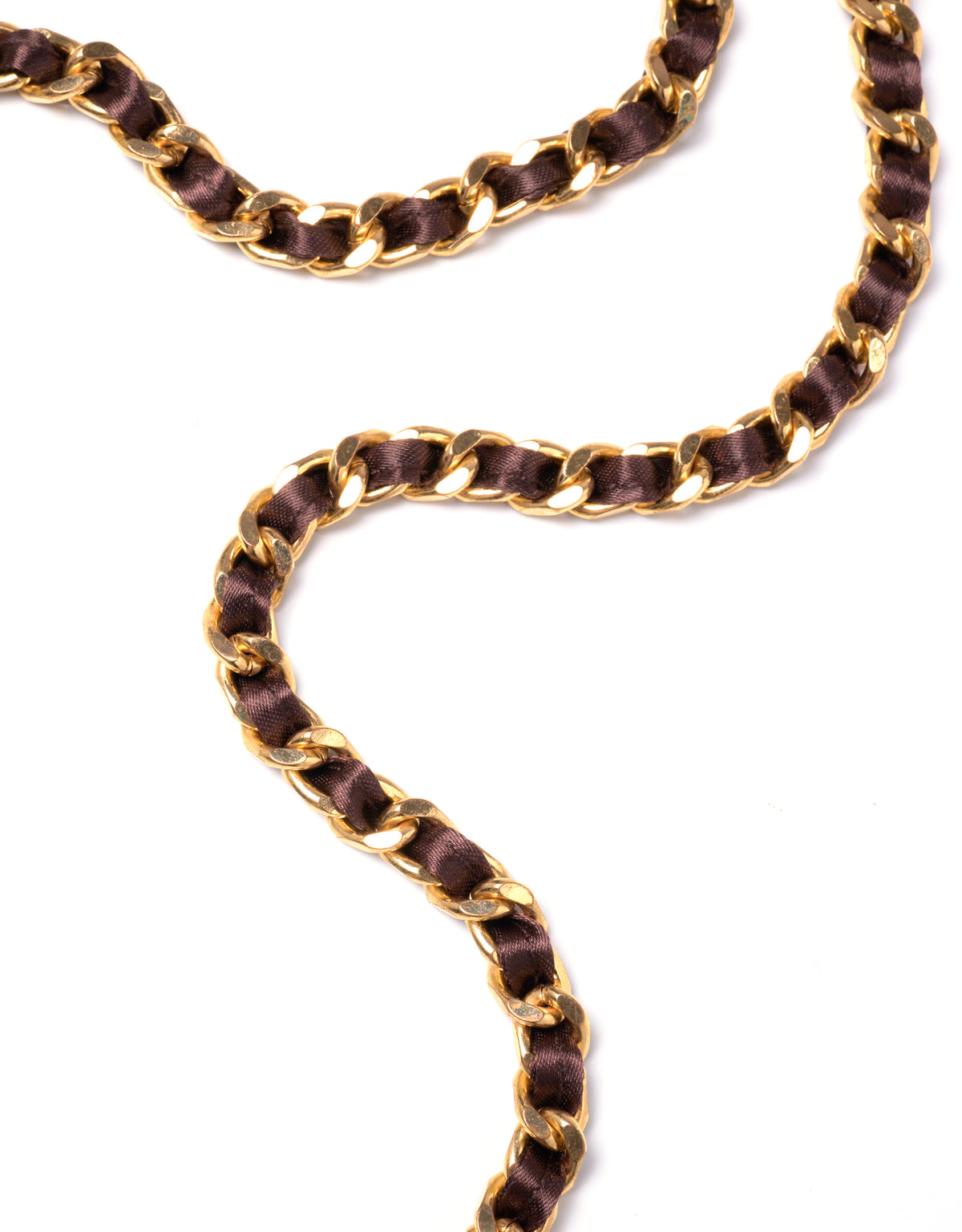 Bruine en gouden schouderketting met goudkleurige metalen schakels, verweven met bruin lint, voor handtassen.