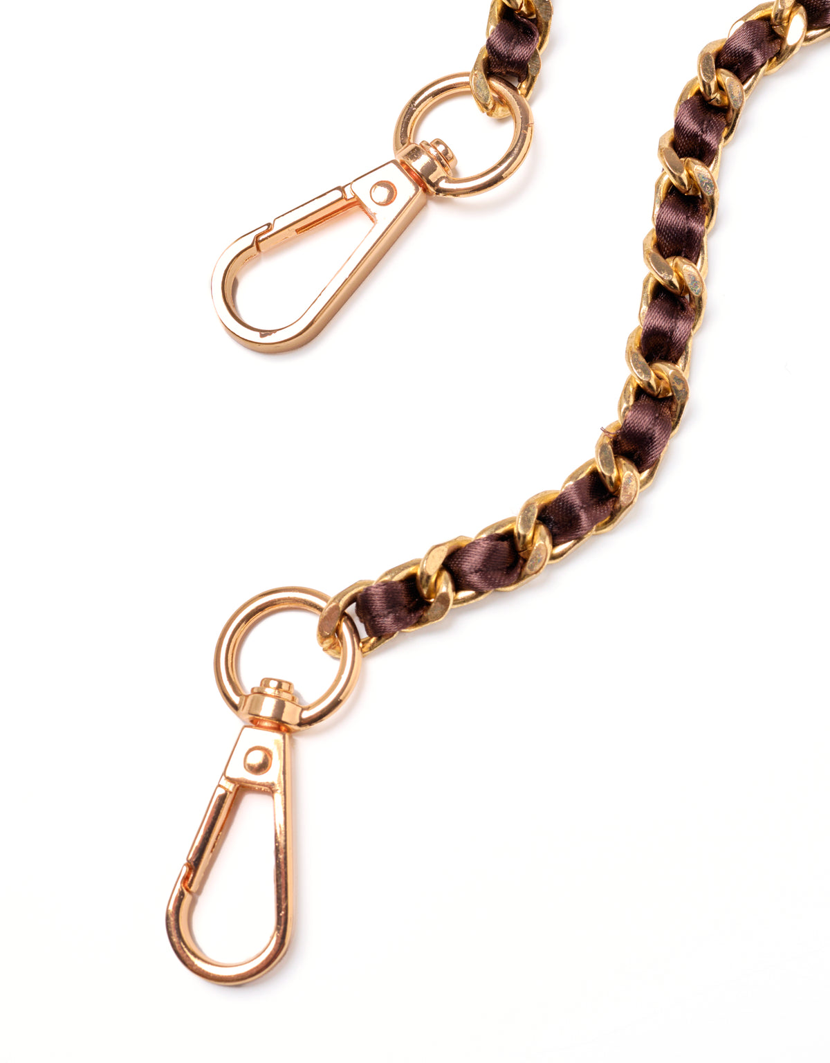 Bruine en gouden schouderketting met goudkleurige metalen schakels en sluitingen, afgebeeld tegen een witte achtergrond.