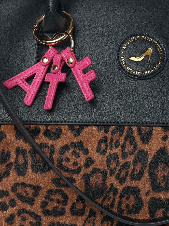 JACKIE middelgrote zwarte en luipaardprint tas met roze sleutelhanger, gouden schoenbedeltje, hoogwaardig materiaal en patroonontwerp.