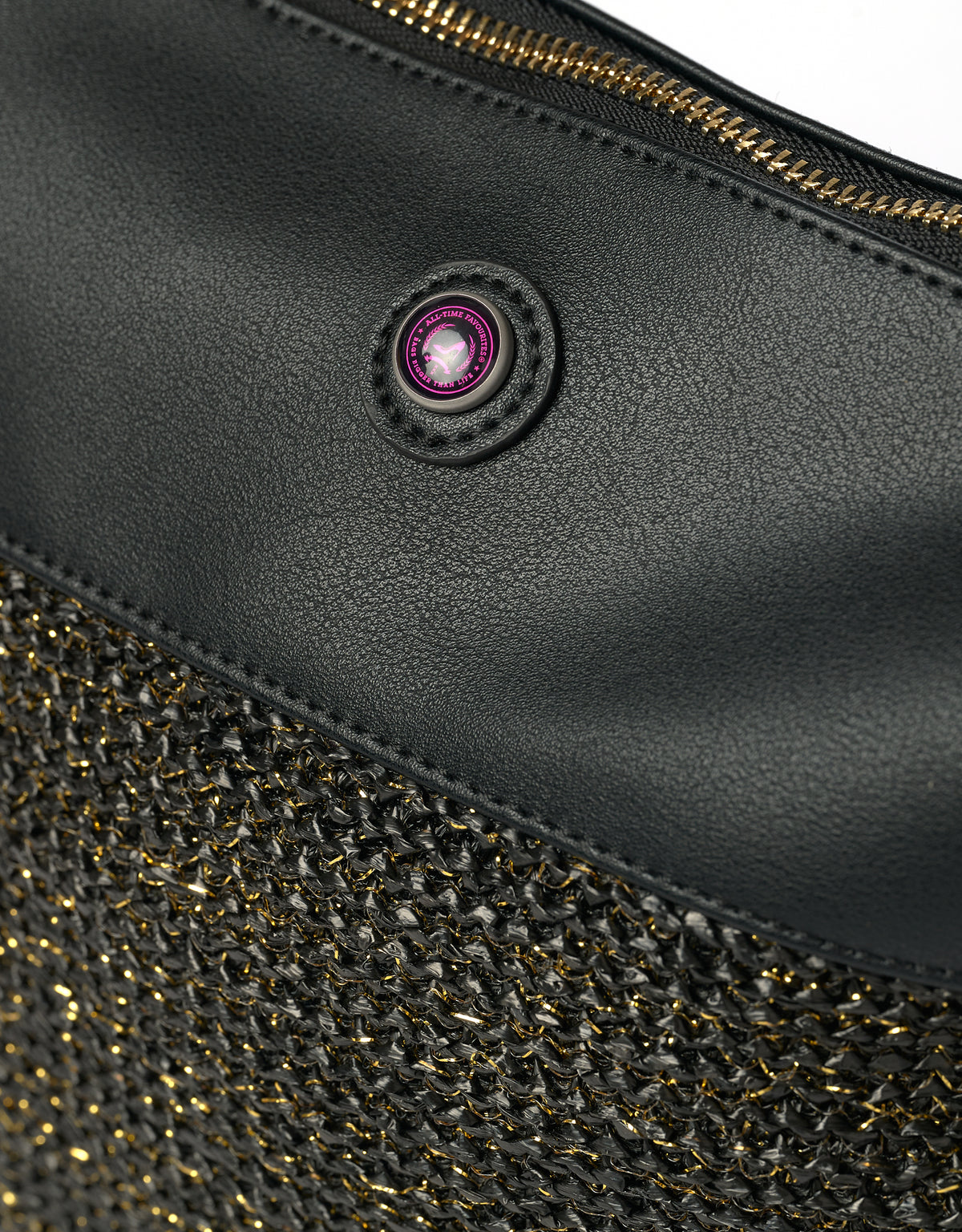 Zwart-gouden SOPHIA-clutch van All-time Favourites, met gouden draadjes en een paarse knoop bij de rits.
