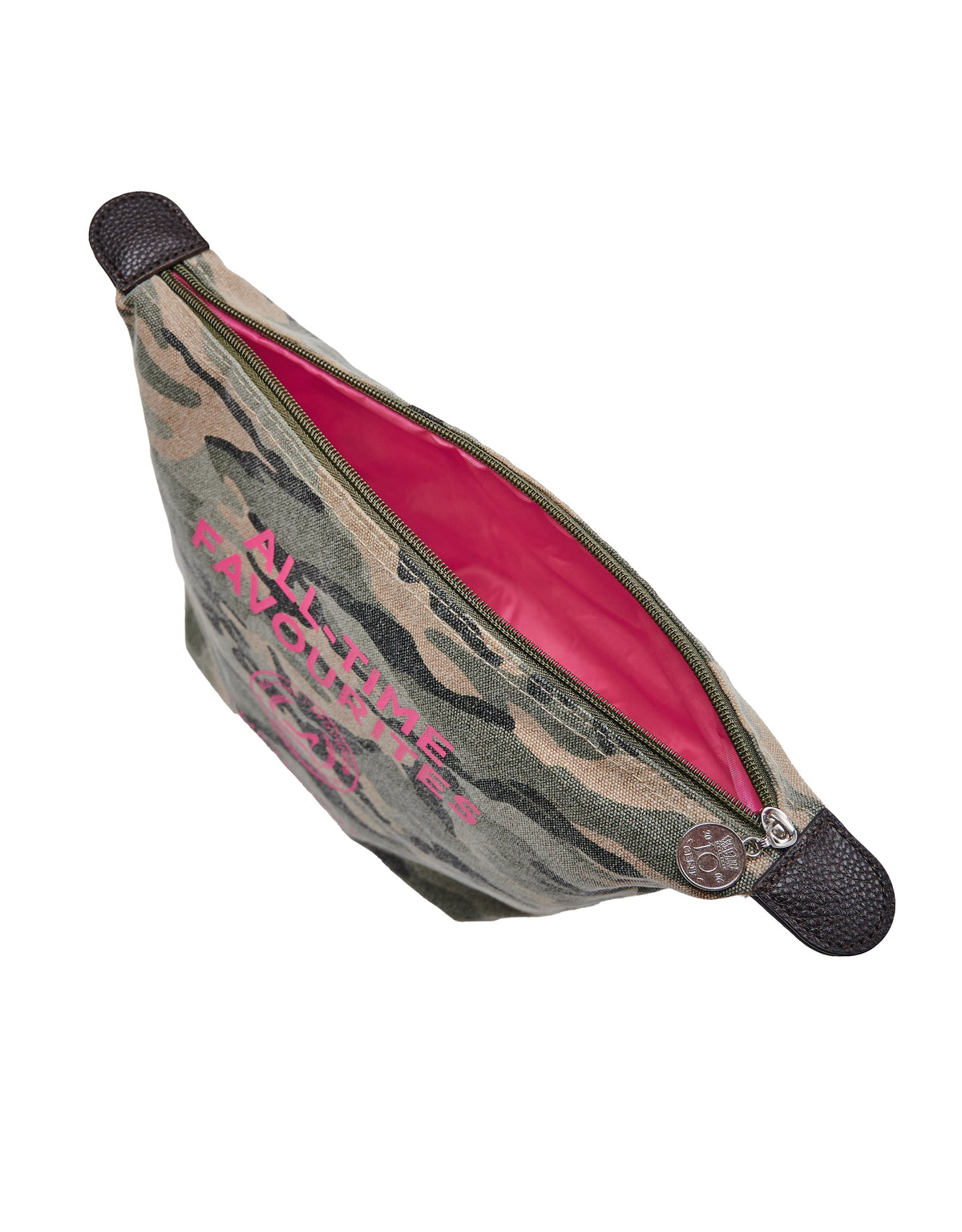 Toilettas in camouflageprint met roze binnenkant, bovenaanzicht, met het label „ALL-TIME FAVORITE“ aan de bovenkant, een luxe modeaccessoire.