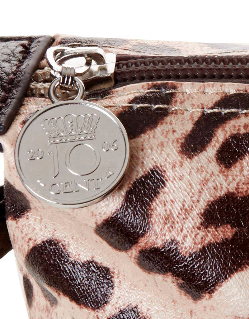 Toilettas met luipaardprint, ritssluiting en een metallic JO CENT-kroonhanger, een hoogwaardig modeaccessoire.