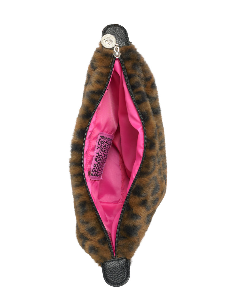 Pluizige toilettas met luipaardprint, felroze voering en stoffen label, uit de Maastricht-collectie van All-time Favourites.