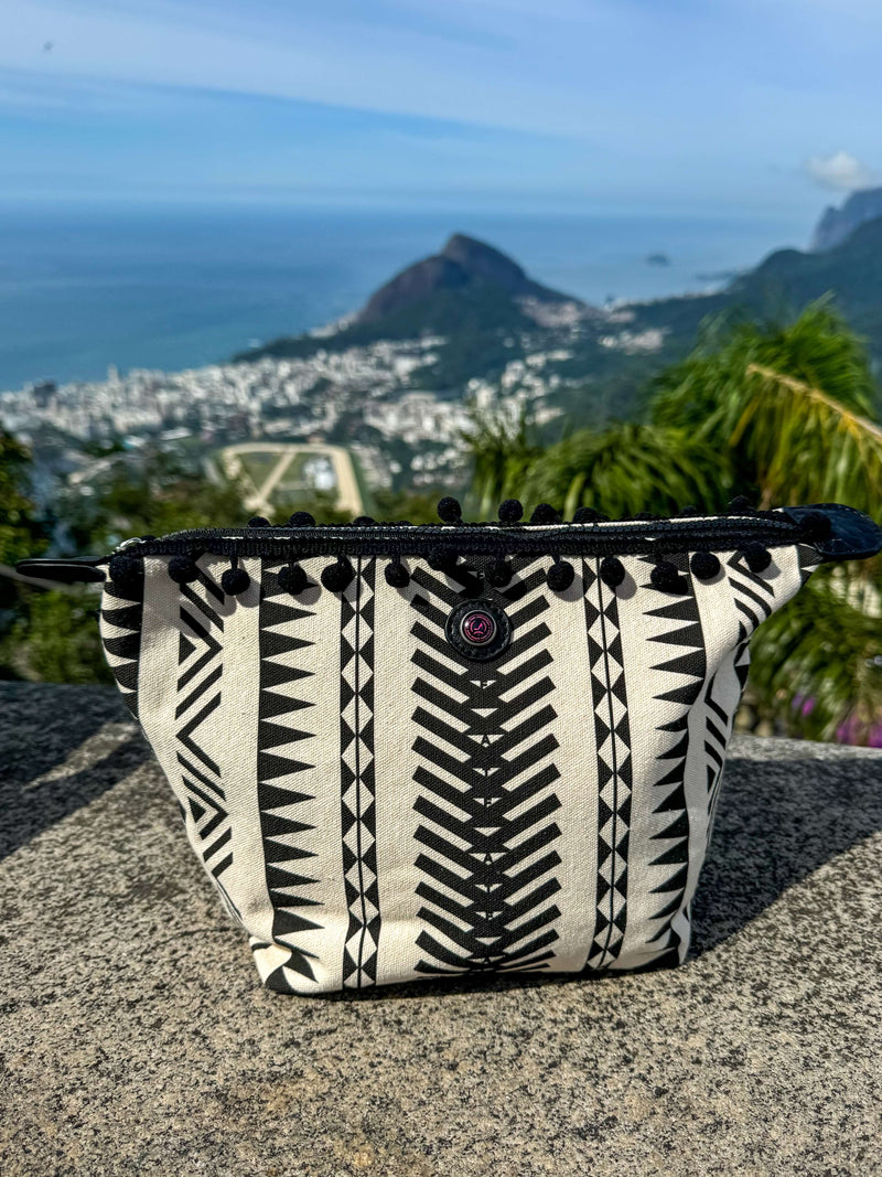 Clutch zwart wit met pomponnetjes RIO