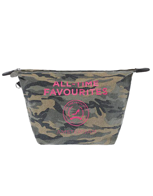Camouflage-toilettas met ritssluiting en rond logo op de voorkant van All-time Favourites.