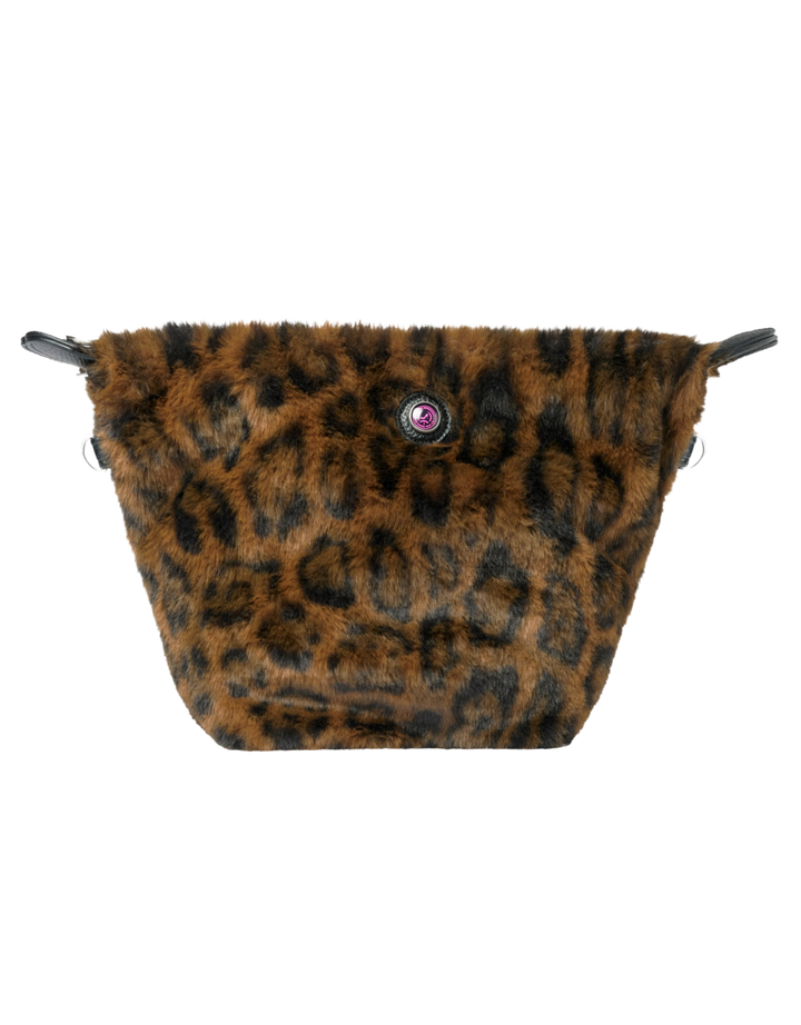 Toilettas met luipaardprint, imitatiebont, roze-zwart embleem en zwarte zijriempjes, uit de MAASTRICHT-collectie.