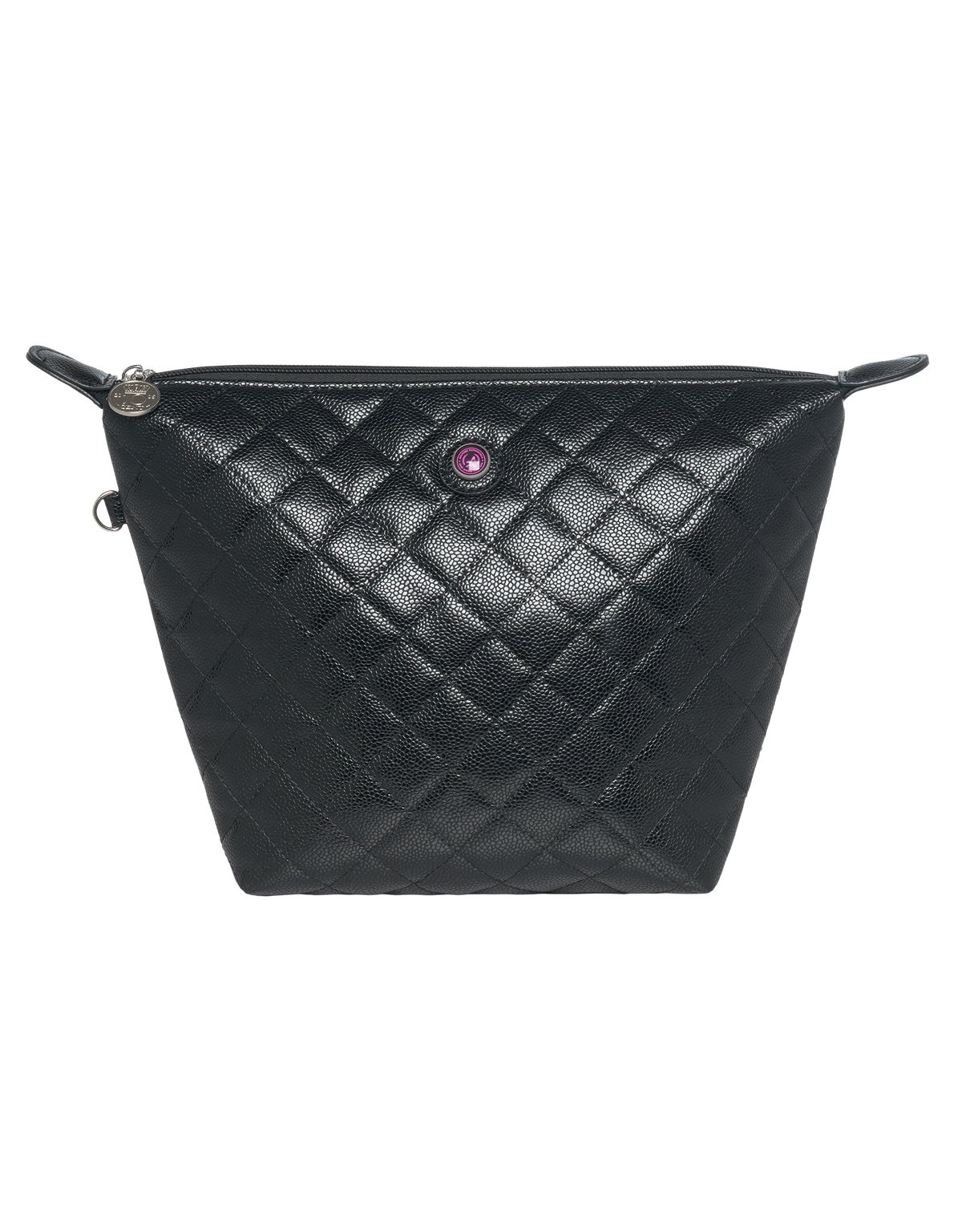 Schwarze, gesteppte Kulturtasche „KATE“ im Kaviar-Look mit Reißverschluss, violettem Knopf und silbernem Anhänger auf weißem Hintergrund.